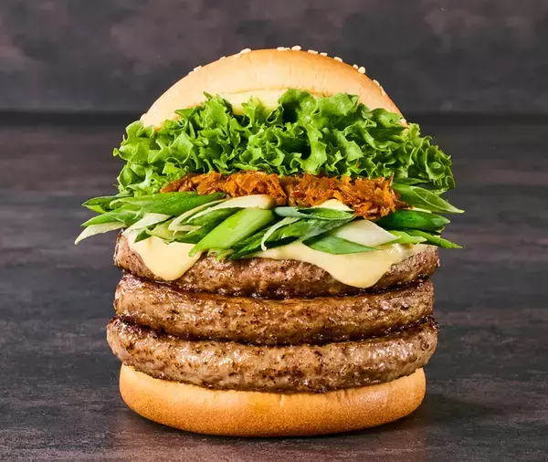 「ただでさえリッチな「西京味噌の黒毛和牛バーガー」がさらに肉増量！ 贅沢トリプルも!!」の画像
