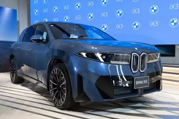 BMWの新型EV「iX3」はサッカー日本代表・中村敬斗も一撃で魅了！ 航続900km超えで充電不安を過去にする