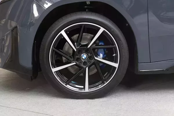 「BMWの新型EV「iX3」はサッカー日本代表・中村敬斗も一撃で魅了！ 航続900km超えで充電不安を過去にする」の画像