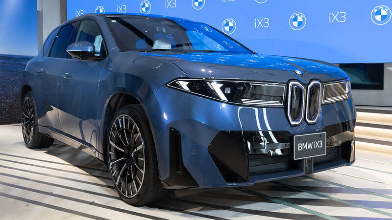 BMWの新型EV「iX3」はサッカー日本代表・中村敬斗も一撃で魅了！ 航続900km超えで充電不安を過去にする