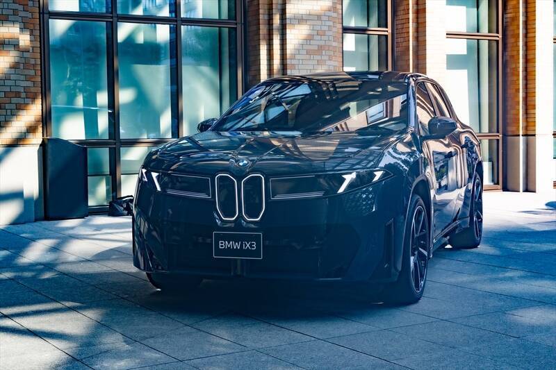BMWの新型EV「iX3」はサッカー日本代表・中村敬斗も一撃で魅了！ 航続900km超えで充電不安を過去にする