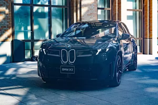 「BMWの新型EV「iX3」はサッカー日本代表・中村敬斗も一撃で魅了！ 航続900km超えで充電不安を過去にする」の画像