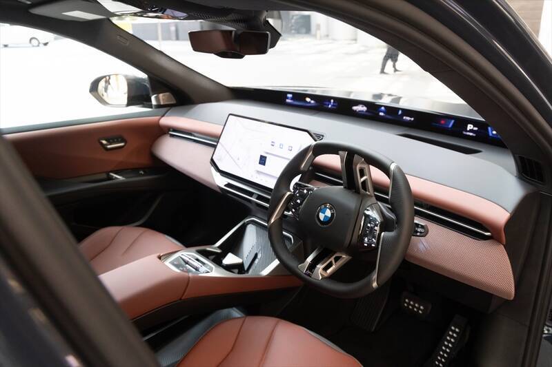 BMWの新型EV「iX3」はサッカー日本代表・中村敬斗も一撃で魅了！ 航続900km超えで充電不安を過去にする