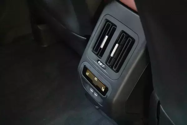 「BMWの新型EV「iX3」はサッカー日本代表・中村敬斗も一撃で魅了！ 航続900km超えで充電不安を過去にする」の画像