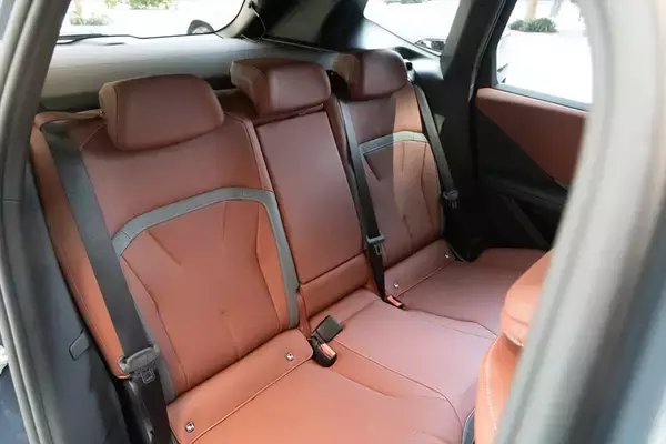 「BMWの新型EV「iX3」はサッカー日本代表・中村敬斗も一撃で魅了！ 航続900km超えで充電不安を過去にする」の画像