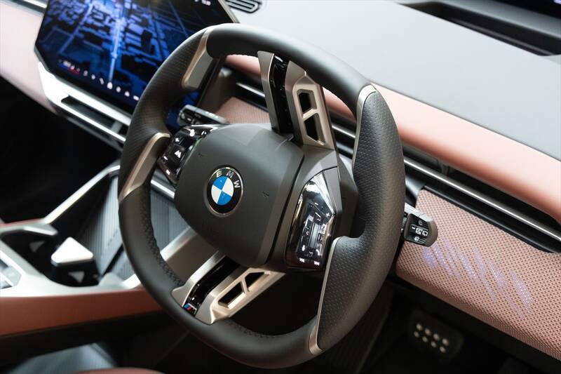 BMWの新型EV「iX3」はサッカー日本代表・中村敬斗も一撃で魅了！ 航続900km超えで充電不安を過去にする