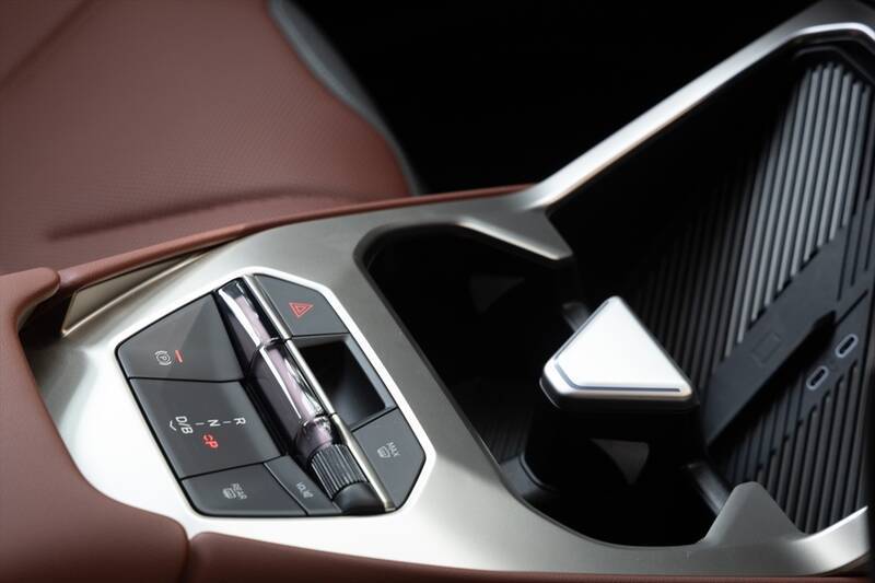 BMWの新型EV「iX3」はサッカー日本代表・中村敬斗も一撃で魅了！ 航続900km超えで充電不安を過去にする