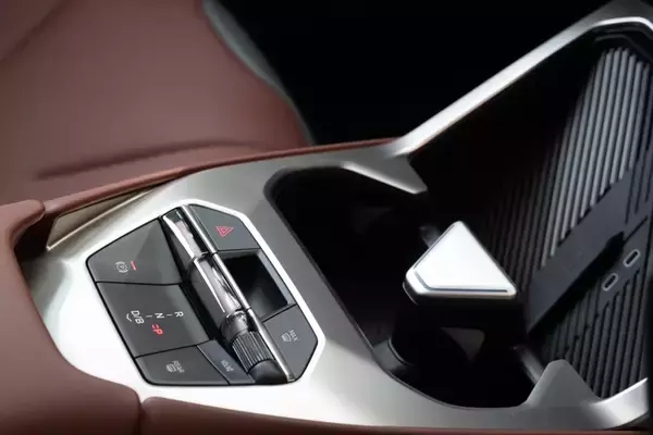 「BMWの新型EV「iX3」はサッカー日本代表・中村敬斗も一撃で魅了！ 航続900km超えで充電不安を過去にする」の画像