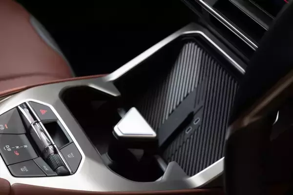 「BMWの新型EV「iX3」はサッカー日本代表・中村敬斗も一撃で魅了！ 航続900km超えで充電不安を過去にする」の画像