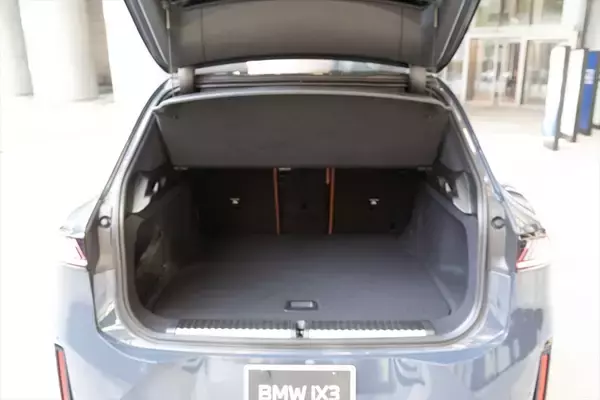 「BMWの新型EV「iX3」はサッカー日本代表・中村敬斗も一撃で魅了！ 航続900km超えで充電不安を過去にする」の画像