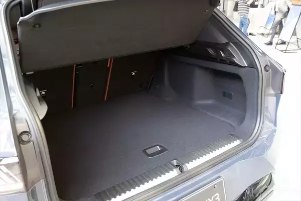 「BMWの新型EV「iX3」はサッカー日本代表・中村敬斗も一撃で魅了！ 航続900km超えで充電不安を過去にする」の画像