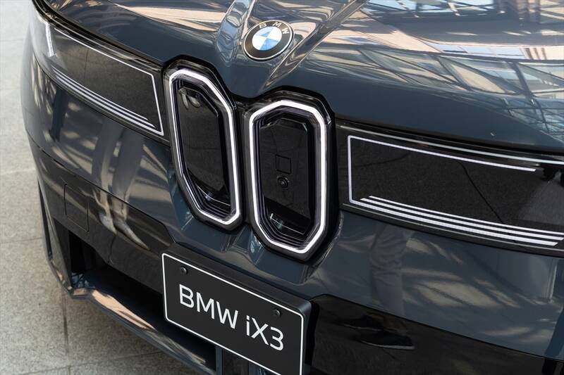 BMWの新型EV「iX3」はサッカー日本代表・中村敬斗も一撃で魅了！ 航続900km超えで充電不安を過去にする