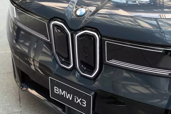 「BMWの新型EV「iX3」はサッカー日本代表・中村敬斗も一撃で魅了！ 航続900km超えで充電不安を過去にする」の画像