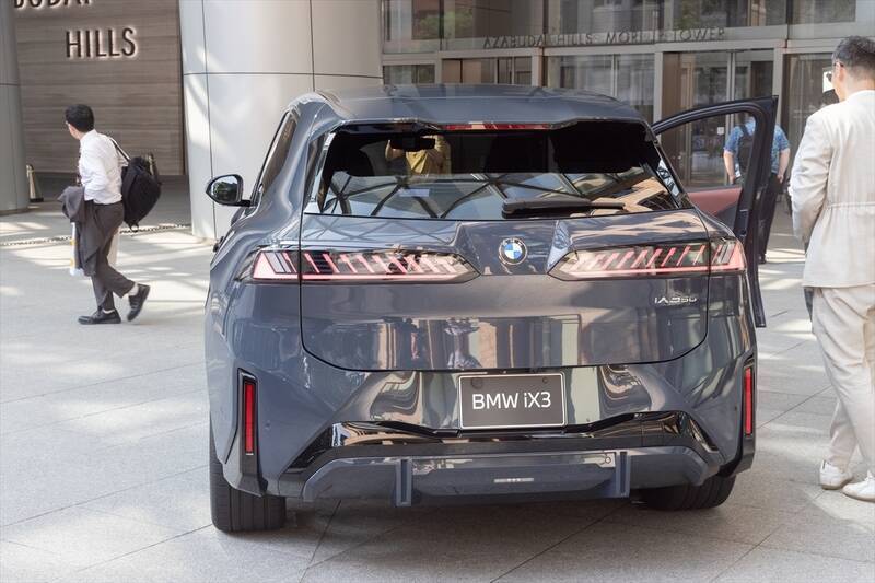 BMWの新型EV「iX3」はサッカー日本代表・中村敬斗も一撃で魅了！ 航続900km超えで充電不安を過去にする