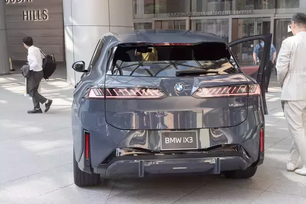 「BMWの新型EV「iX3」はサッカー日本代表・中村敬斗も一撃で魅了！ 航続900km超えで充電不安を過去にする」の画像