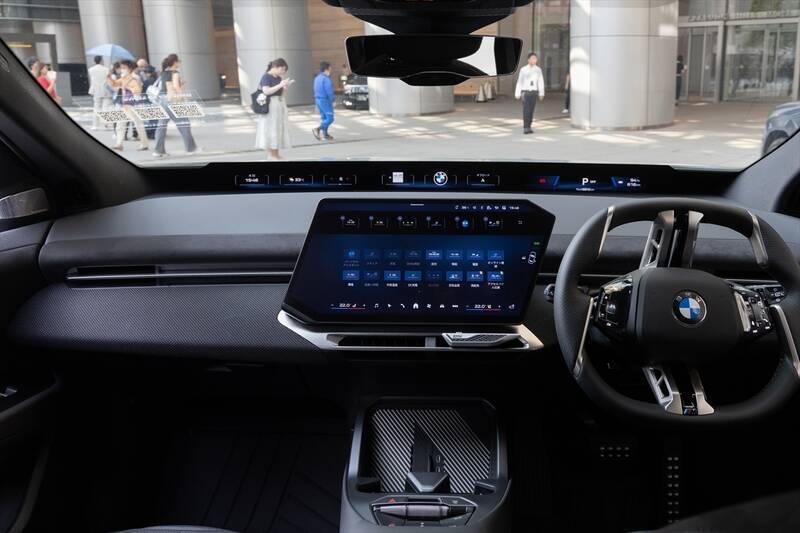 BMWの新型EV「iX3」はサッカー日本代表・中村敬斗も一撃で魅了！ 航続900km超えで充電不安を過去にする