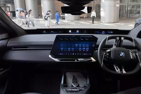 「BMWの新型EV「iX3」はサッカー日本代表・中村敬斗も一撃で魅了！ 航続900km超えで充電不安を過去にする」の画像