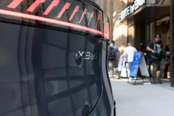 「BMWの新型EV「iX3」はサッカー日本代表・中村敬斗も一撃で魅了！ 航続900km超えで充電不安を過去にする」の画像