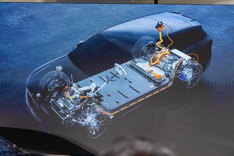 BMWの新型EV「iX3」はサッカー日本代表・中村敬斗も一撃で魅了！ 航続900km超えで充電不安を過去にする