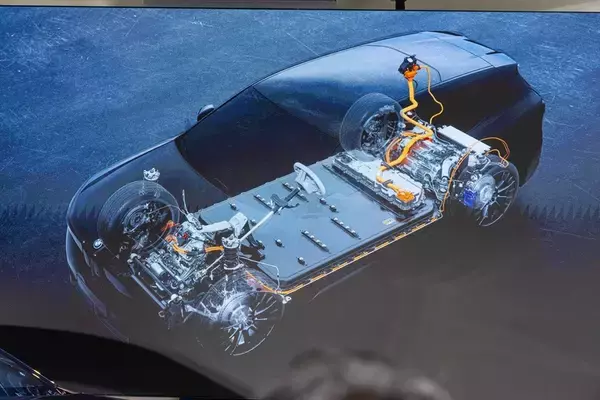 「BMWの新型EV「iX3」はサッカー日本代表・中村敬斗も一撃で魅了！ 航続900km超えで充電不安を過去にする」の画像