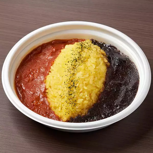 「ロックフェスコラボ！赤×黒カレー、ファミマ関東限定で登場」の画像