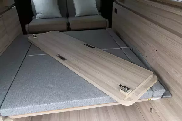 「「私の部屋」に偽りナシ！ 日産の商用バン「キャラバン MYROOM」は走るプライベートルームだった」の画像