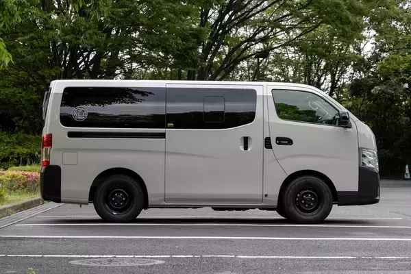 「「私の部屋」に偽りナシ！ 日産の商用バン「キャラバン MYROOM」は走るプライベートルームだった」の画像