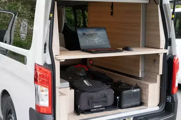 「「私の部屋」に偽りナシ！ 日産の商用バン「キャラバン MYROOM」は走るプライベートルームだった」の画像