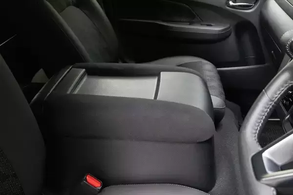 「「私の部屋」に偽りナシ！ 日産の商用バン「キャラバン MYROOM」は走るプライベートルームだった」の画像