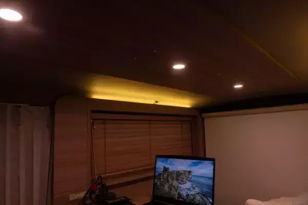 「「私の部屋」に偽りナシ！ 日産の商用バン「キャラバン MYROOM」は走るプライベートルームだった」の画像