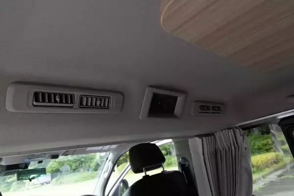 「「私の部屋」に偽りナシ！ 日産の商用バン「キャラバン MYROOM」は走るプライベートルームだった」の画像