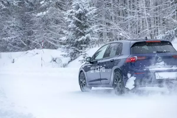 「【実走テスト】ツルツル路面でも驚きのグリップ！ 氷上性能に特化したダンロップ「ICE PRO」がもたらす究極の安心感」の画像