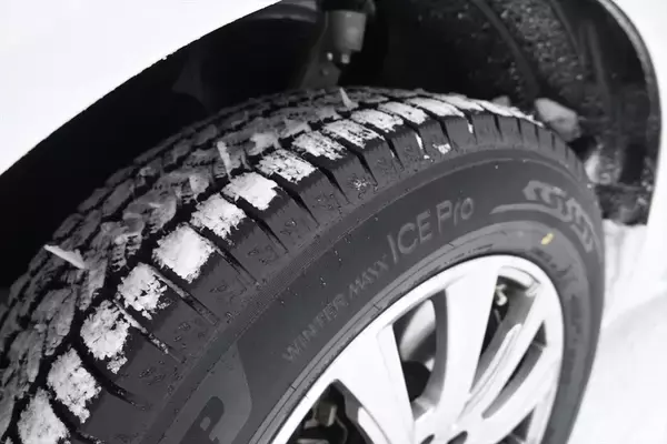 「【実走テスト】ツルツル路面でも驚きのグリップ！ 氷上性能に特化したダンロップ「ICE PRO」がもたらす究極の安心感」の画像