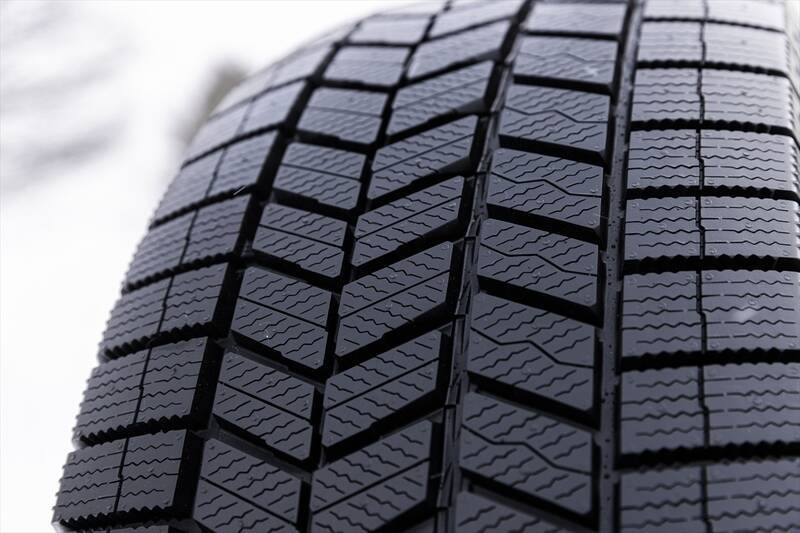 【実走テスト】ツルツル路面でも驚きのグリップ！ 氷上性能に特化したダンロップ「ICE PRO」がもたらす究極の安心感