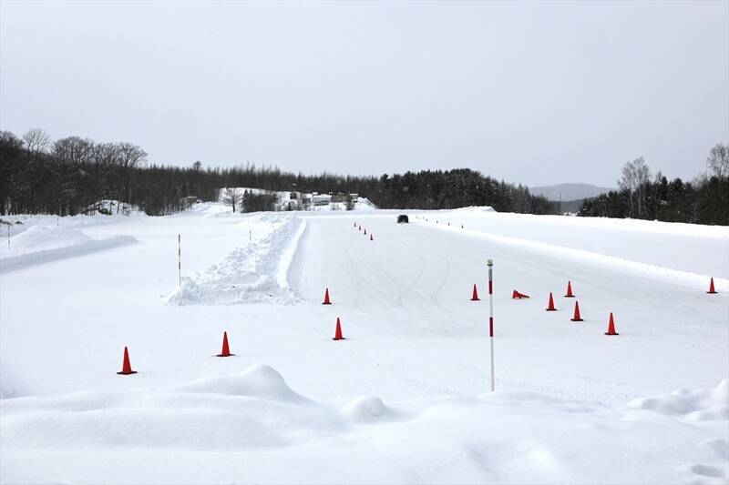 【実走テスト】ツルツル路面でも驚きのグリップ！ 氷上性能に特化したダンロップ「ICE PRO」がもたらす究極の安心感