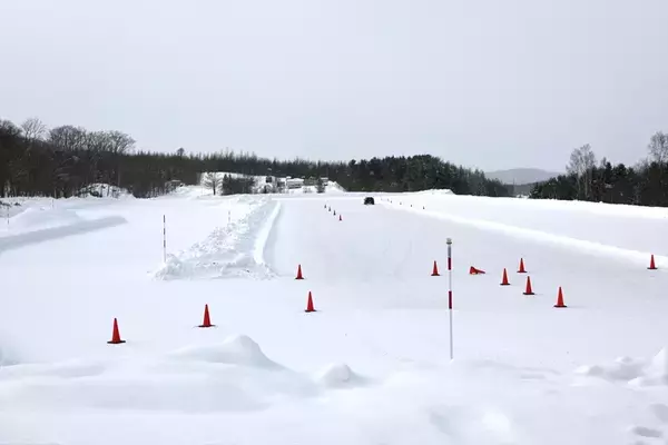 「【実走テスト】ツルツル路面でも驚きのグリップ！ 氷上性能に特化したダンロップ「ICE PRO」がもたらす究極の安心感」の画像