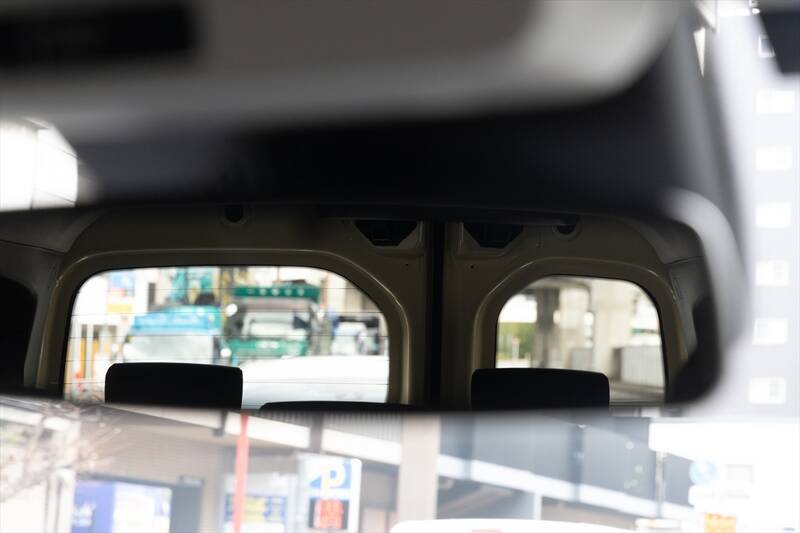 椅子が外れて広大な荷室に!? ルノー「グランカングー」は国産ミニバンとココが違う