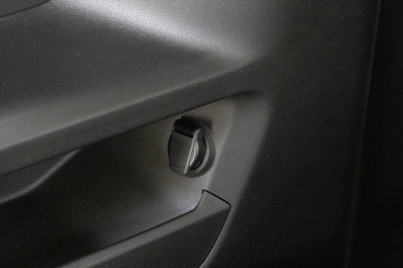 椅子が外れて広大な荷室に!? ルノー「グランカングー」は国産ミニバンとココが違う