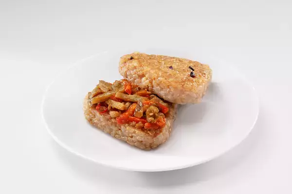 「モスの冷凍「焼きおにバーガー」2品が登場！ スーパー展開で冷食に本格参入」の画像
