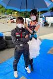 「RQ兼メカニックの荏崎ろあ、全日本ラリーDAY1で本格的に車両整備」の画像1