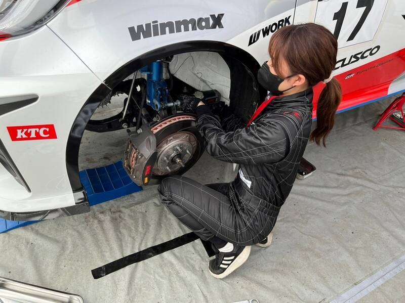 RQ兼メカニックの荏崎ろあ、全日本ラリーDAY1で本格的に車両整備