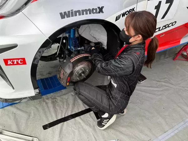 「RQ兼メカニックの荏崎ろあ、全日本ラリーDAY1で本格的に車両整備」の画像