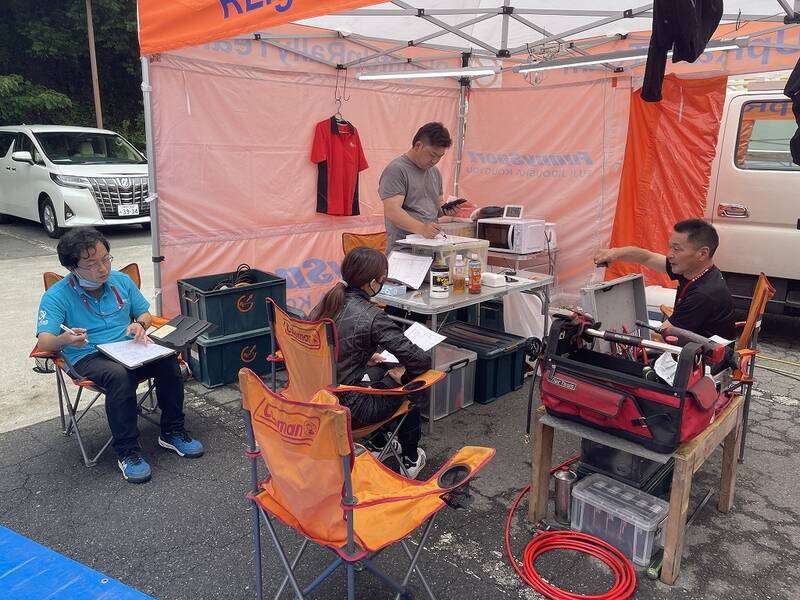 RQ兼メカニックの荏崎ろあ、全日本ラリーDAY1で本格的に車両整備