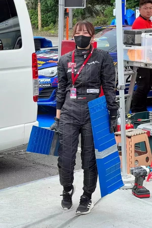 「RQ兼メカニックの荏崎ろあ、全日本ラリーDAY1で本格的に車両整備」の画像