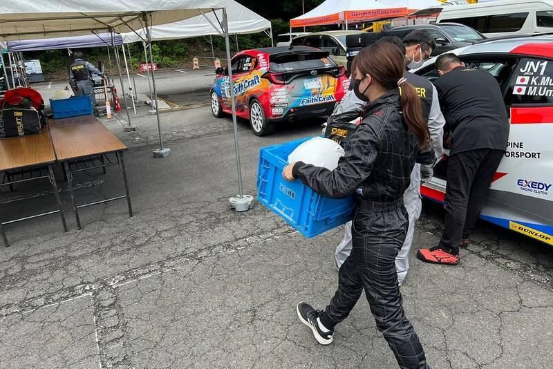 RQ兼メカニックの荏崎ろあ、全日本ラリーDAY1で本格的に車両整備