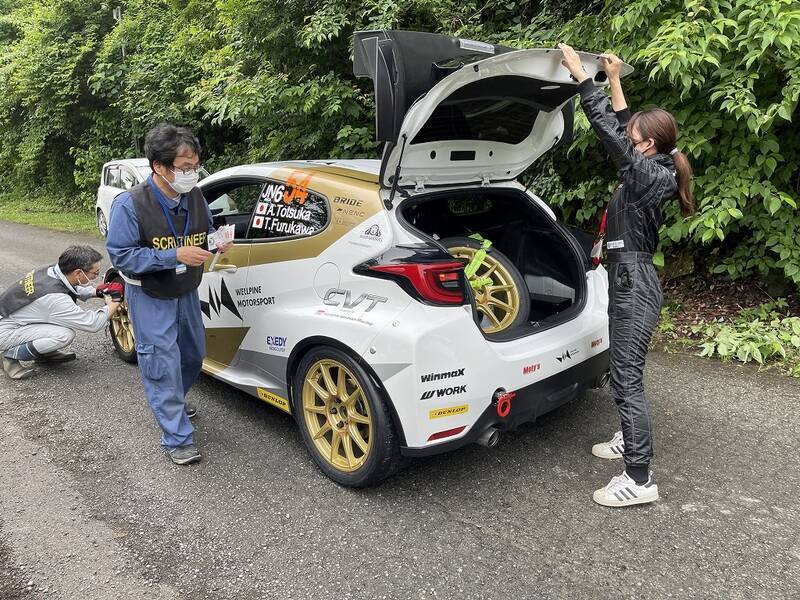 RQ兼メカニックの荏崎ろあ、全日本ラリーDAY1で本格的に車両整備