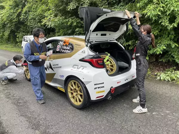 「RQ兼メカニックの荏崎ろあ、全日本ラリーDAY1で本格的に車両整備」の画像