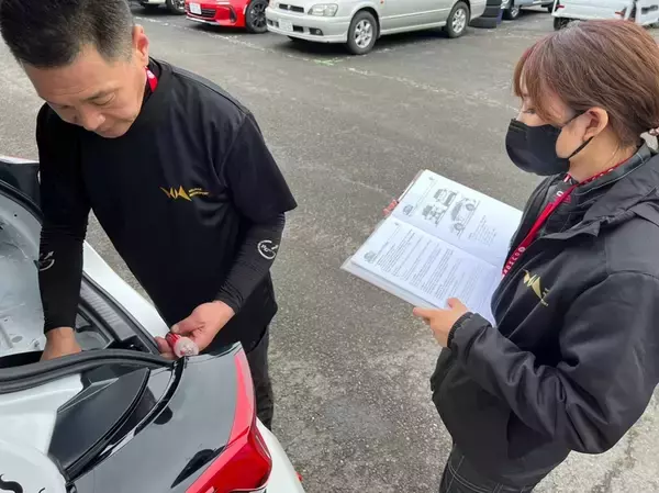 「RQ兼メカニックの荏崎ろあ、全日本ラリーDAY1で本格的に車両整備」の画像