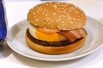 【意外】マック「月見」はなぜ生まれた？ 最初は「ベーコンエッグバーガー」だった