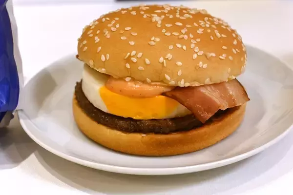 【意外】マック「月見」はなぜ生まれた？ 最初は「ベーコンエッグバーガー」だった